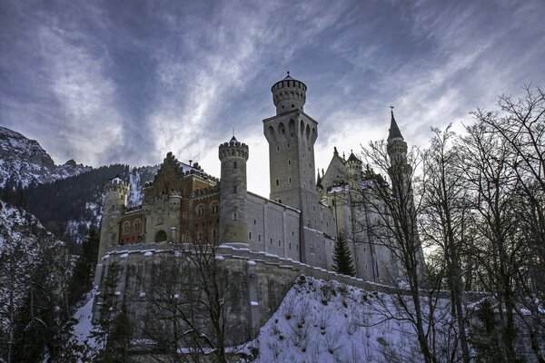 Schöne Aussicht auf das alte Schloss im Winter