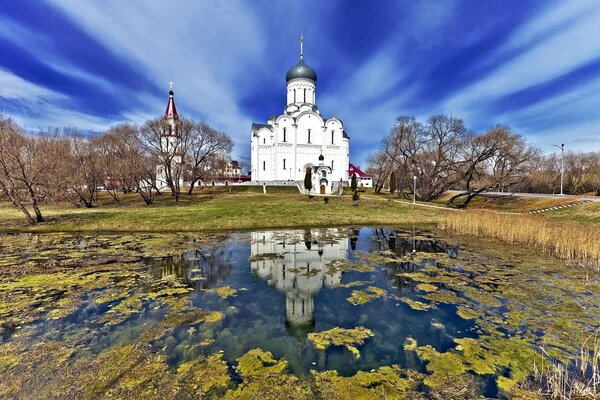 Le temple Pokrovsky se trouve dans la nature