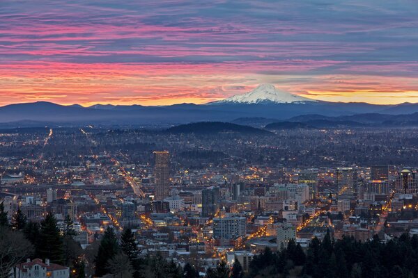 Hermoso amanecer con vistas a la montaña de la ciudad de Oregon