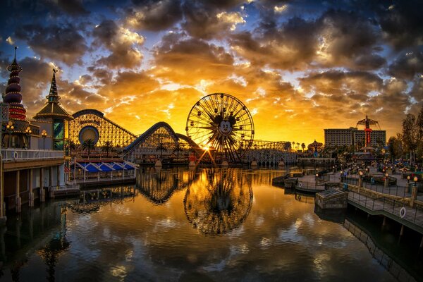 Grande roue au coucher du soleil près de la rivière