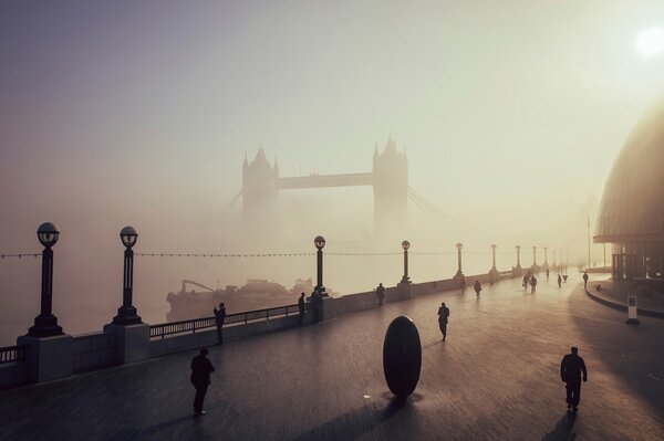 Un puente de niebla sobre un río en Londres