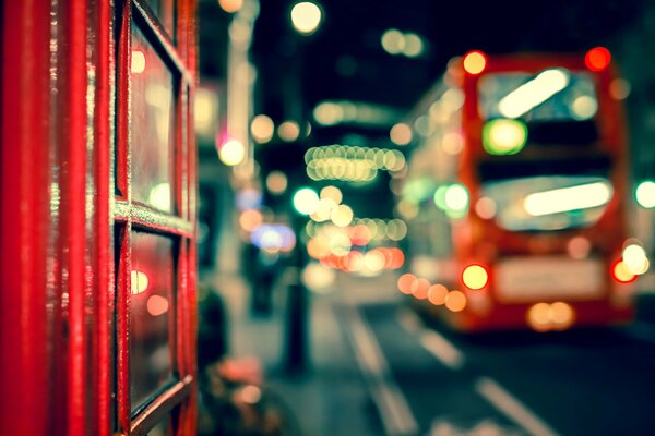 Autobuses de dos pisos de Londres en la ciudad de la noche