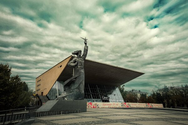 Denkmal in der Nähe des Aurora-Kinos in Krasnodar