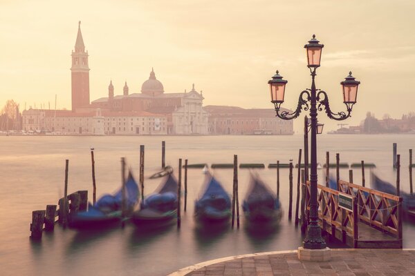 Canal de Venise. Gondoles