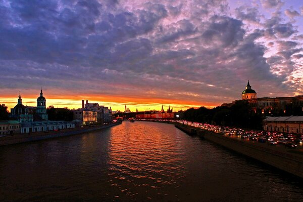 Coucher de soleil sur la rivière. Vue de Moscou