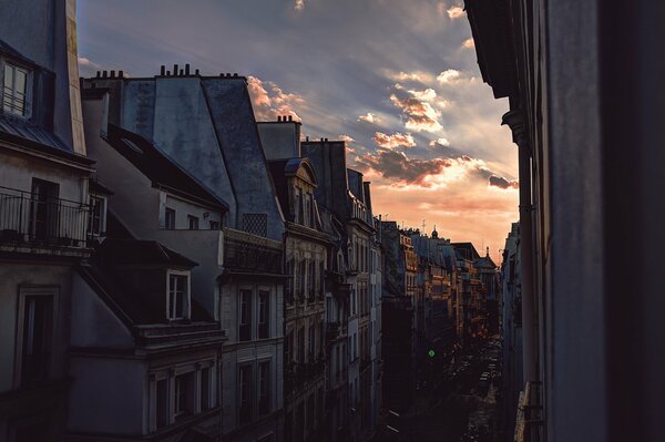 Calle con casas antiguas al atardecer