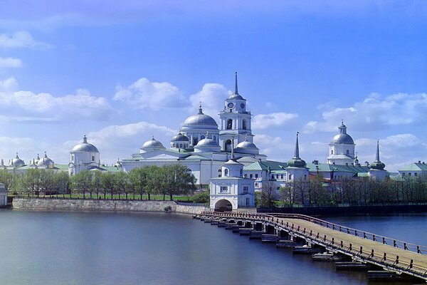 Foto de la región de Tver con el monasterio junto al agua