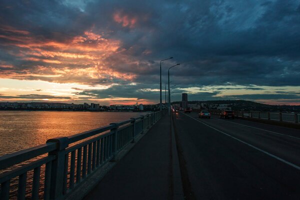 Pont à Saratov sur fond de nuages