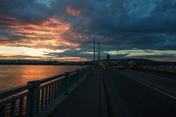 Ponte a Saratov sullo sfondo delle Nuvole