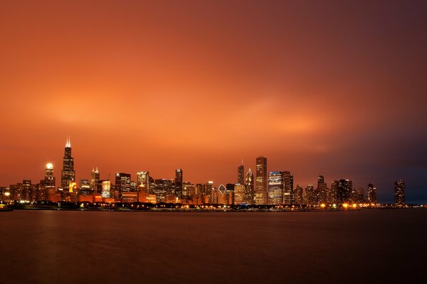 Blick auf Chicagos Abendstadt auf Wolkenkratzer