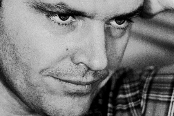 El joven Jack Nicholson en un filtro blanco y negro y una camisa a cuadros