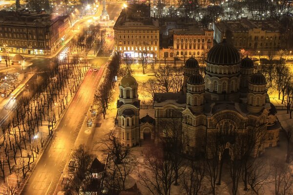 Widok nocnego miasta skąpanego w światłach