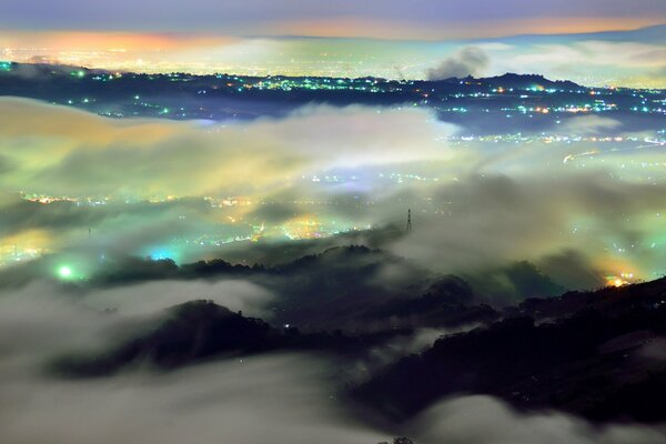 Nebbia sulla città notturna