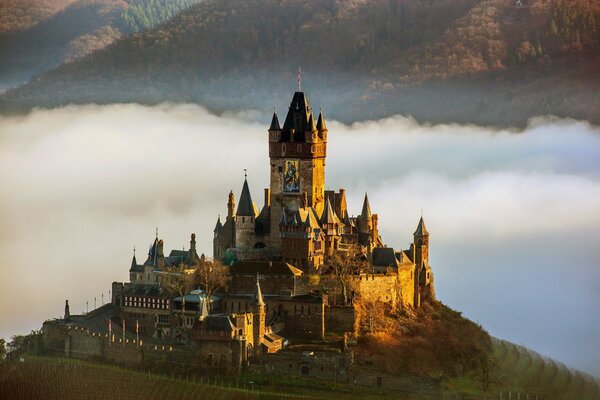 Niemiecki zamek Cochen w chmurach