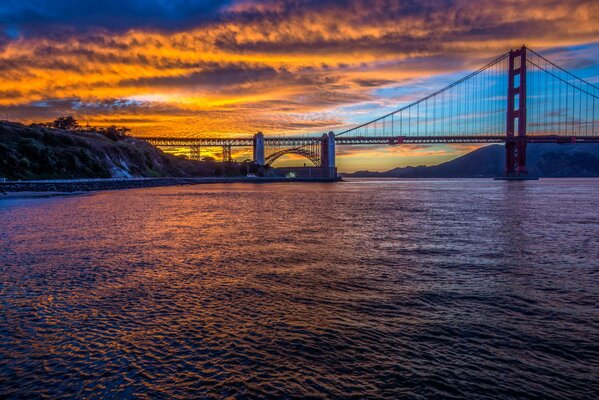 Most Golden Gate nad cieśniną o zachodzie słońca