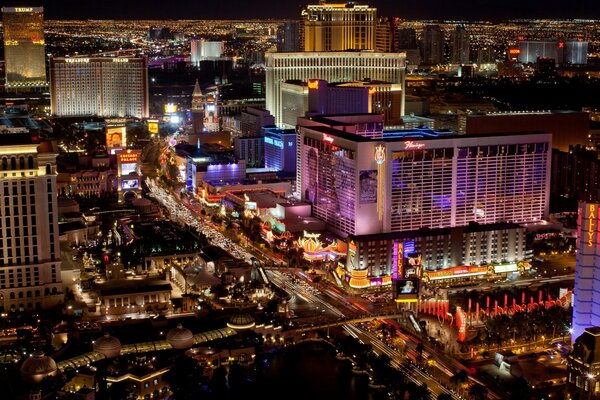 Hotel a Las Vegas, con un casinò circondato da luci notturne