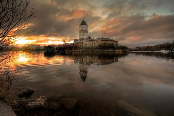 Puesta de sol de otoño en Vyborg, reflejo en el agua