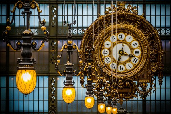 Horloge abstraite avec des lanternes de feu