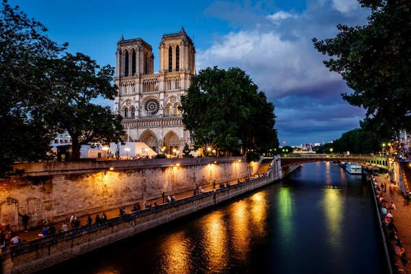 Fotografia del canale francese e della Cattedrale di Notre Dame