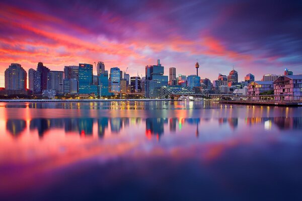 Amanecer rosa de la ciudad de Sydney con el río