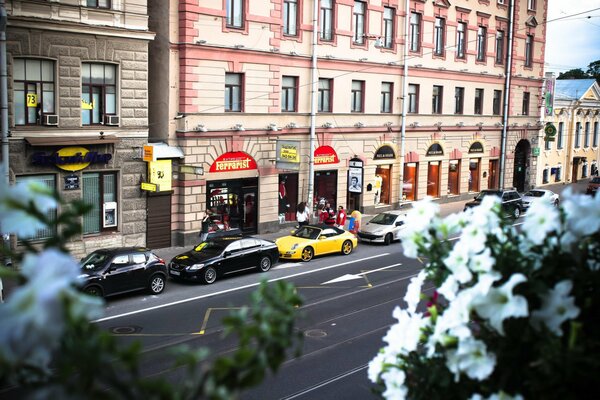 Russland St. Petersburg St. Petersburg, Peter auf der Straße eines Porsche-Autos