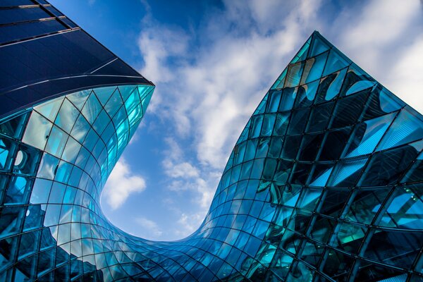 Edificio arquitectónico azul y cielo