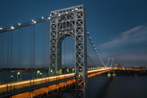 Die Schönheit der Nachtansicht auf der George Washington Bridge