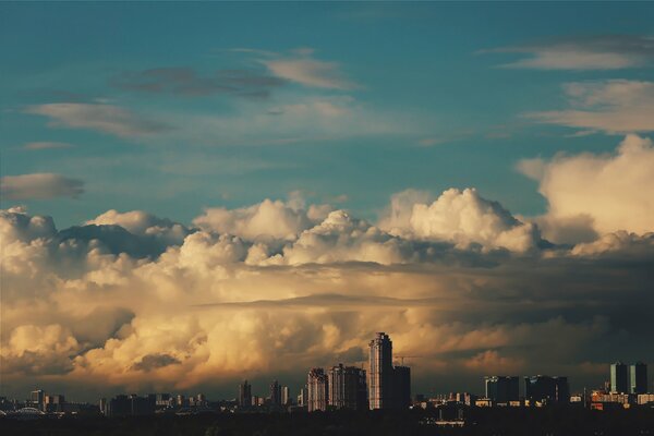 Moskauer Himmel in den Wolken