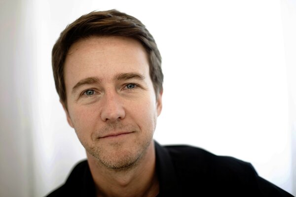 Faccia dell attore Edward Norton, sfondo chiaro