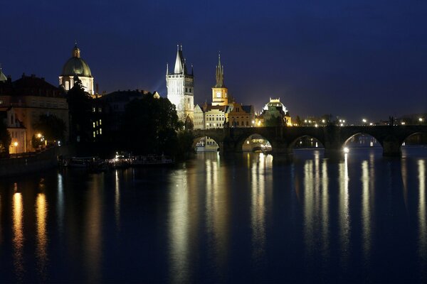 Die Reflexion der Laternen im Fluss in der Nacht in Prag