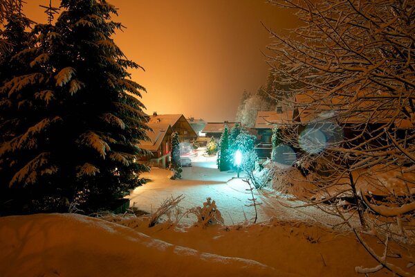 Vista invernale di un bellissimo villaggio