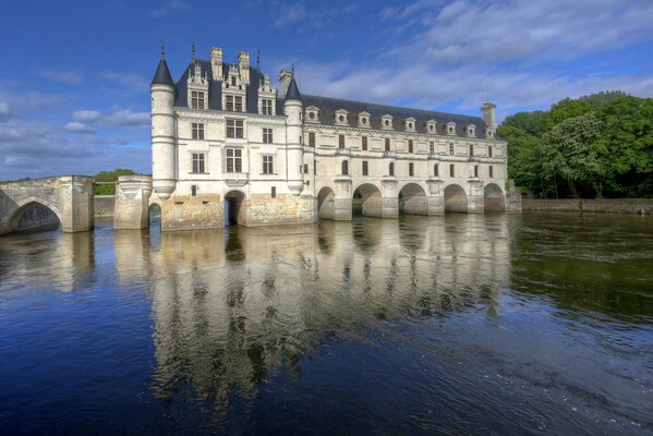 Zzamok Chenonceau on the river in France