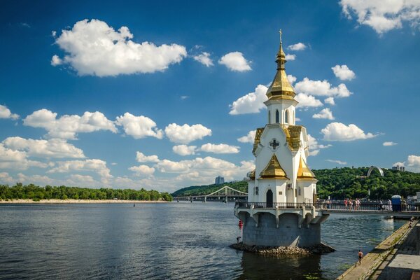 Tempio sul fiume Dnepr, in una giornata limpida