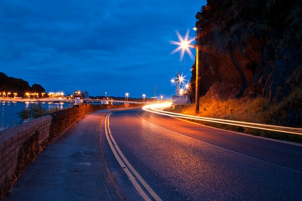 Das Licht der Nachtlichter und der Weg nach Hause