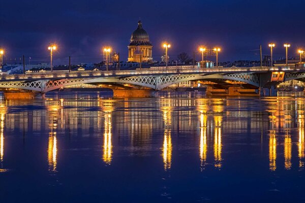 Foto der Nacht von St. Petersburg auf der Brücke