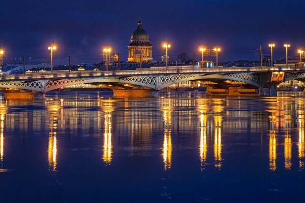 Foto di notte di San Pietroburgo sul ponte