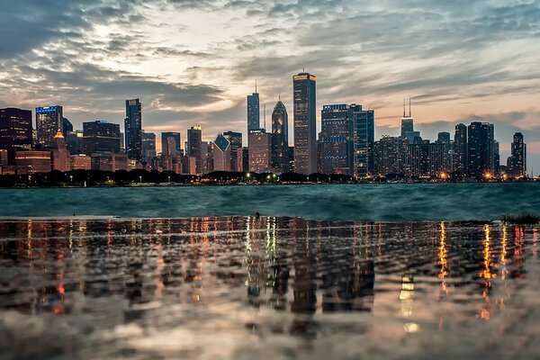Blick auf das abendliche Chicago unter schönem Himmel