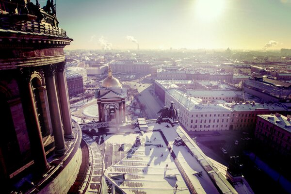 Image de Saint-Pétersbourg avec le toit du bâtiment