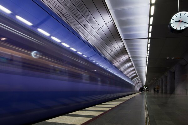 Stazione della metropolitana con orologio in Svezia