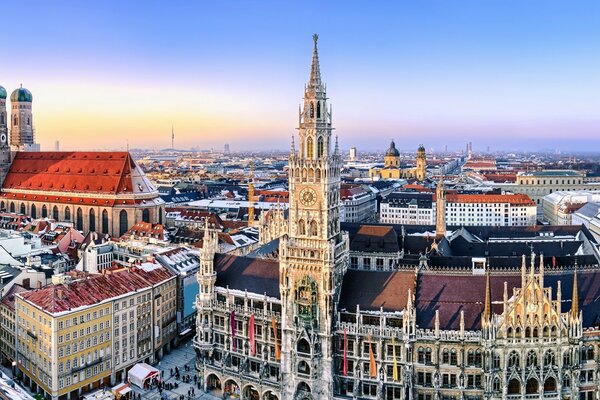 Panorama de Munich avec une architecture majestueuse sur fond de ciel bleu