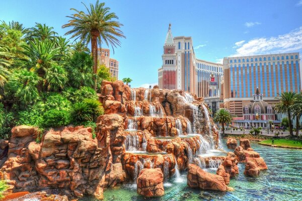 Hotel veneciano con palmeras y una cascada en las Vegas