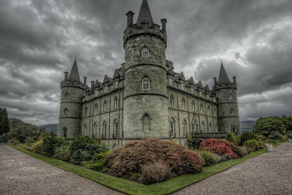 Castillo de Escocia bajo nubes sombrías