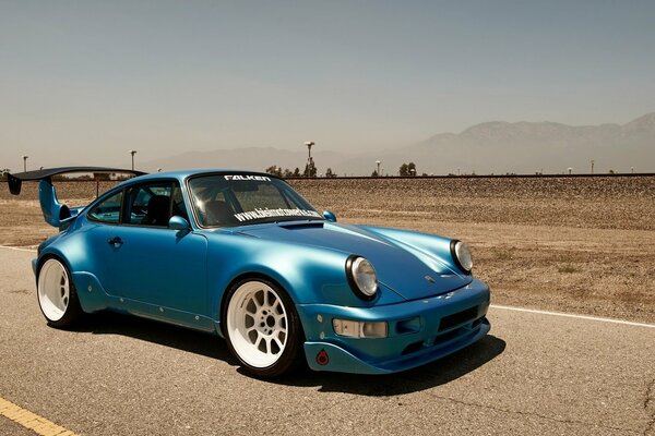 Der himmelblaue Klassiker porsche 911 turbo