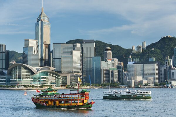 Vista dei grattacieli di Hong Kong e del porto con le barche