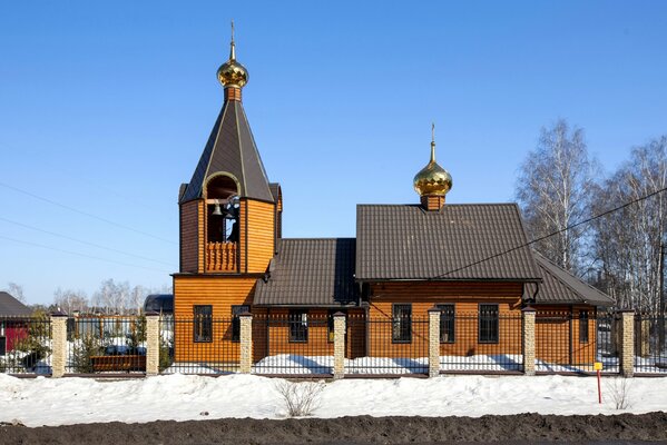 Holzkirche im zeitigen Frühjahr