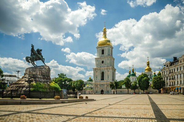 Площадь облака небо город