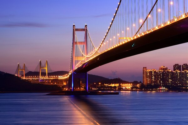 Puente de Hong Kong al atardecer