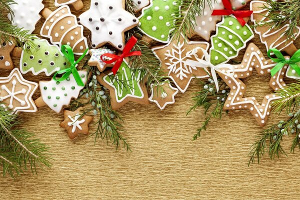 Pan de jengibre de año nuevo con ramitas de árbol de Navidad