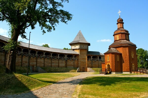 Mały kościół oświetlony słońcem