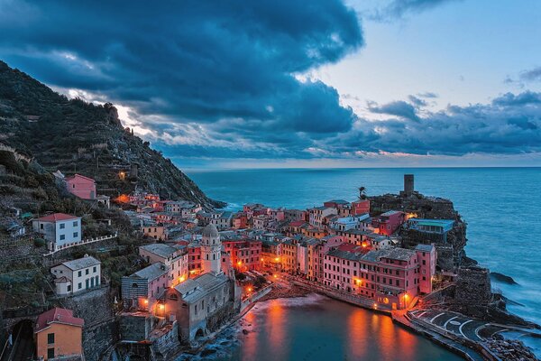 La ciudad italiana de Vernazza en la costa